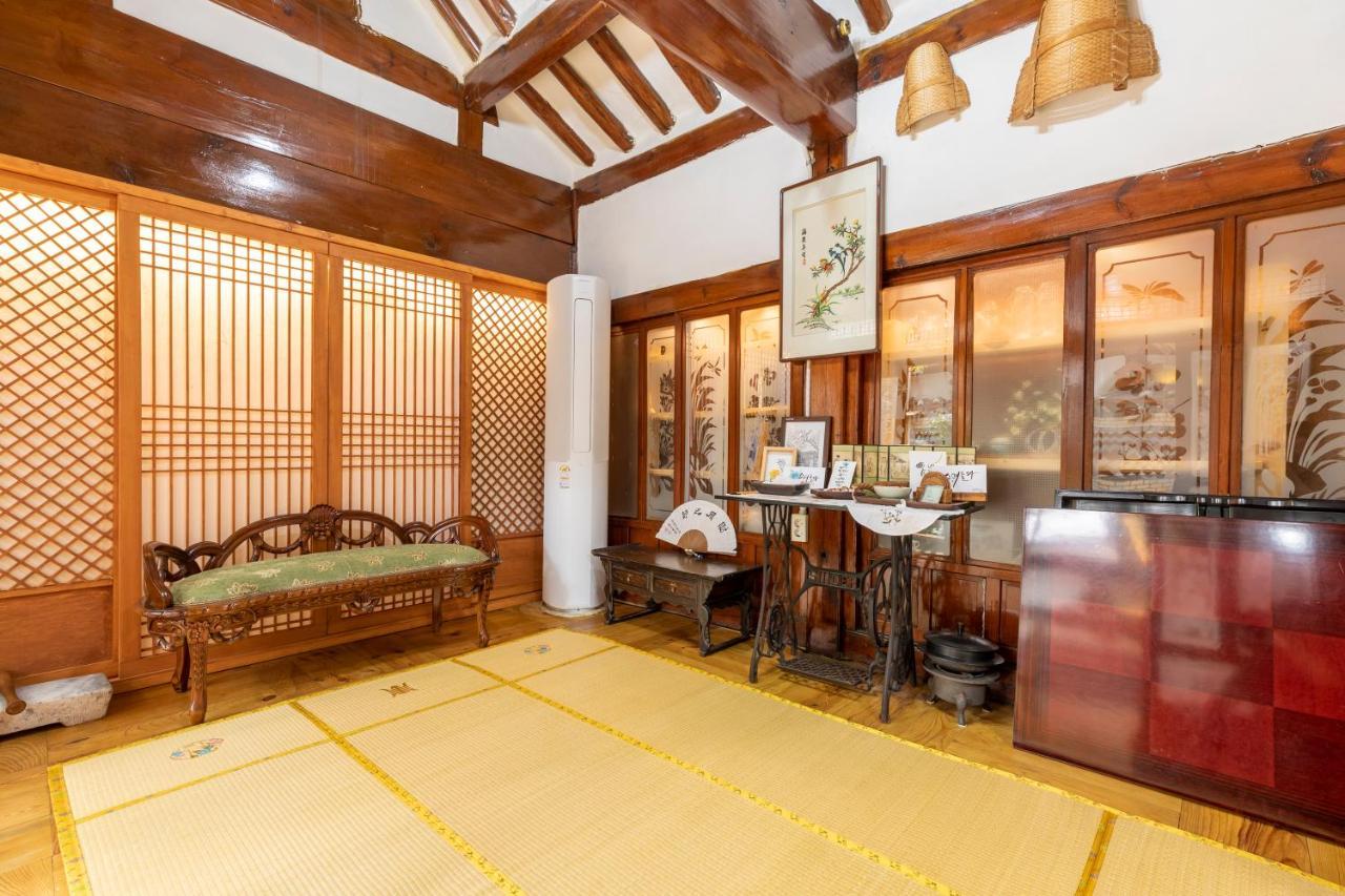 Dongmyo Hanok Sihwadang - Private Korean Style House In The City Center With A Beautiful Garden Сеул Екстериор снимка