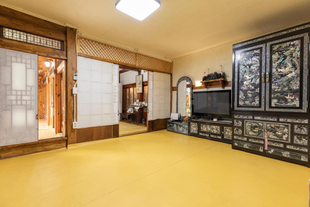 Dongmyo Hanok Sihwadang - Private Korean Style House In The City Center With A Beautiful Garden Сеул Екстериор снимка